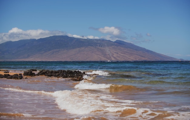 ハワイビーチ晴れた空の熱帯のビーチからの海の眺めハワイ島の夏の楽園のビーチ熱帯の海岸雲のあるエキゾチックな夏のビーチ海は穏やかでリラックスできます