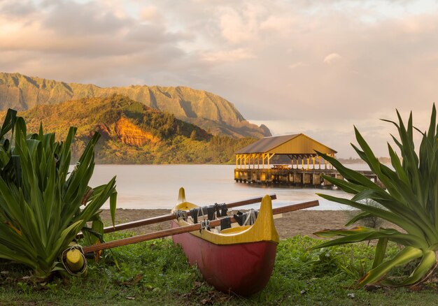 Hawaiiaanse kano door Hanalei Pier