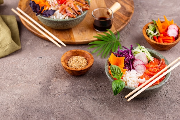 Hawaiiaanse poke bowl met zalm en garnalen