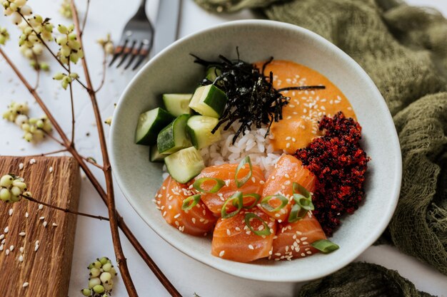 Hawaiiaanse schotel - verse zalmsalade met groenten.