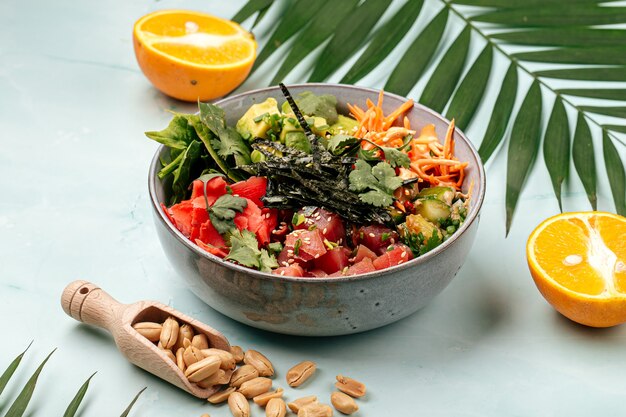 Hawaiiaanse tonijn poke bowl met rijst en groenten