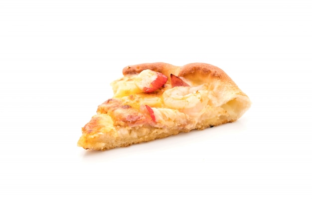 Hawaiiaanse zeevruchtenpizza die op witte achtergrond wordt geïsoleerd