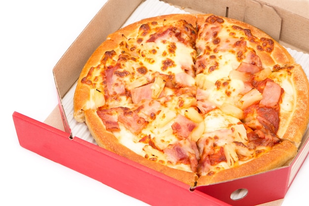 Photo hawaiian pizza in red box isolate