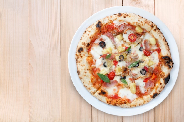 Photo hawaiian pizza on wood table top view