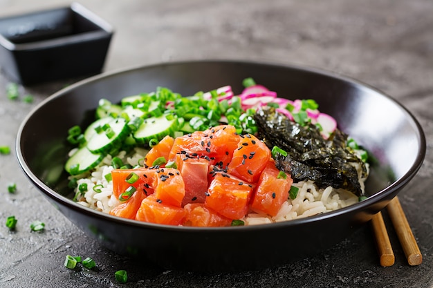 Photo hawaiian salmon fish poke bowl with rice