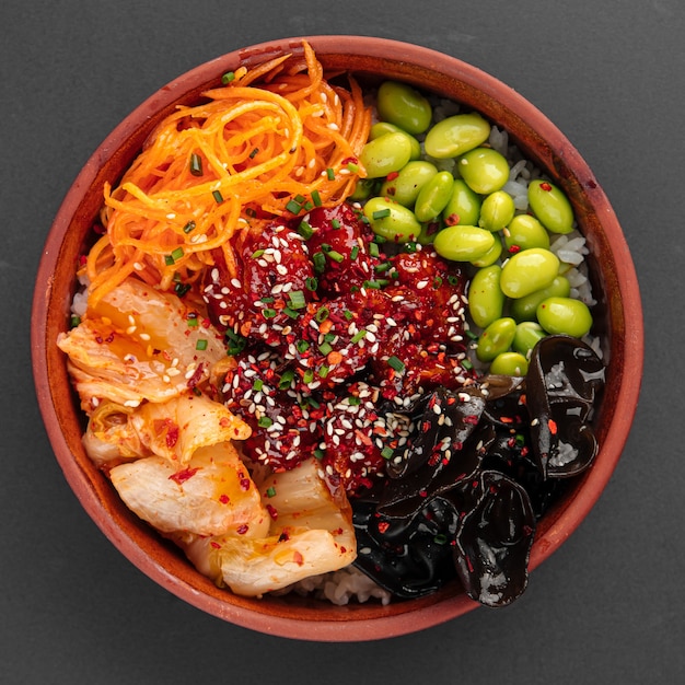 Photo hawaiian spicy chicken poke bowl with kimchi