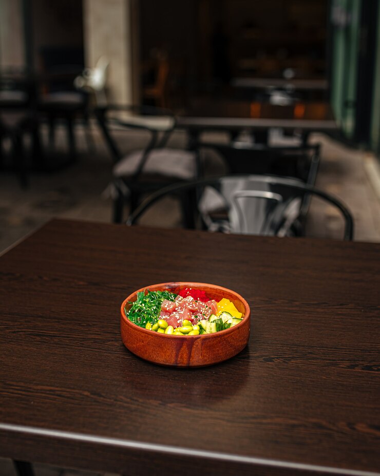 Photo hawaiian tuna poke bowl with vegetables