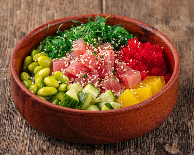 Photo hawaiian tuna poke bowl with vegetables