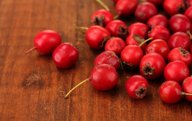 Hawthorn op een houten achtergrond close-up