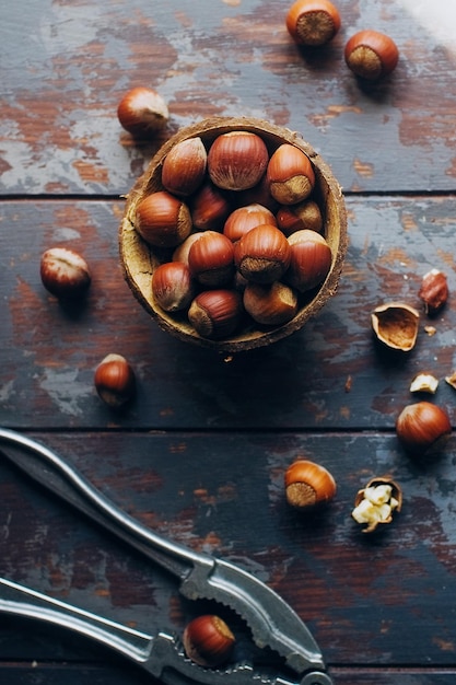 Hazelnoot in een kokosnootkom, gezonde superfoods, bovenaanzicht, selectieve focus