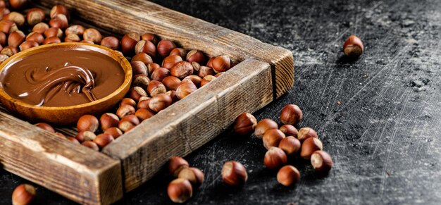 Hazelnootboter op een houten dienblad