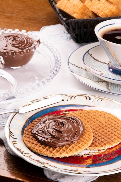 Hazelnootcrème in wafel op ontbijttafel