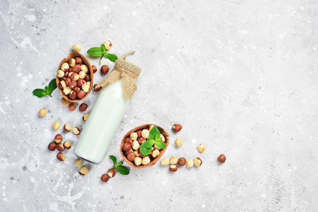 Hazelnootmelk in een fles Vegan gezonde melk Dieetvoeding Zuivelvrije melkvervanger Bovenaanzicht