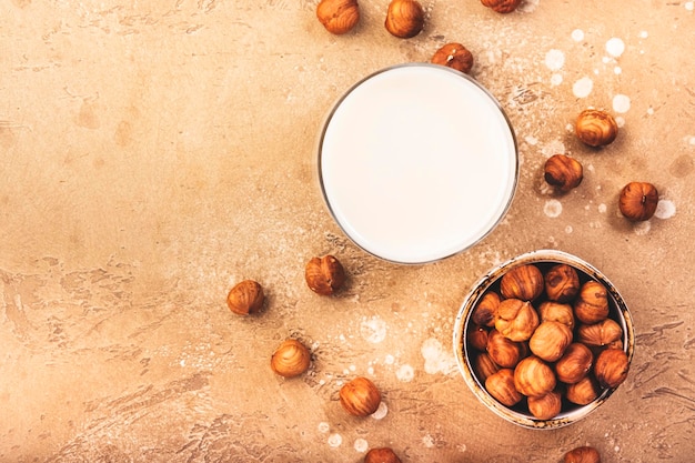 Hazelnootmelk in glazen beige tafelachtergrond Niet-zuivel alternatieve veganistische melk Gezond vegetarisch dieet eten en drinken