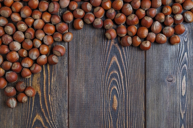 Hazelnoten met schelpen op bruin houten tafelblad gelegd