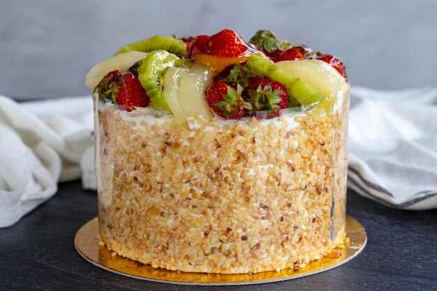 Hazelnut Celebration Cake Fruit verjaardagstaart op een donkere achtergrond close-up