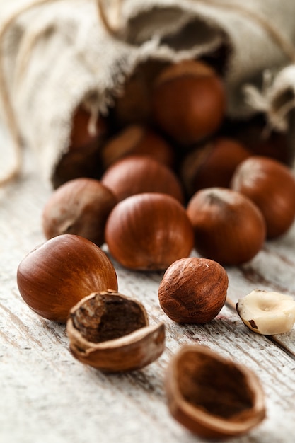 Foto mucchio di nocciole sul tavolo di legno