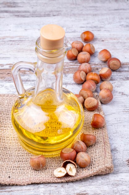 Foto olio di nocciola in bottiglia di vetro