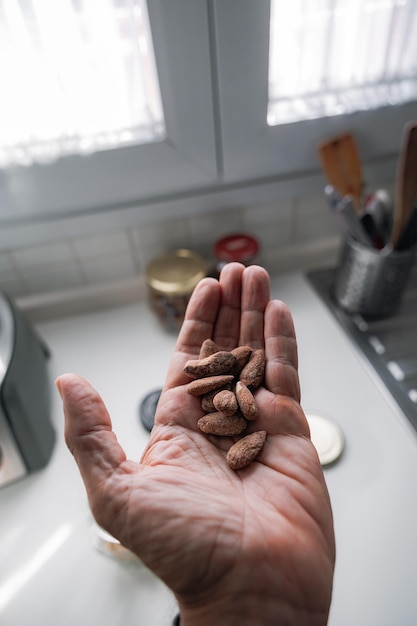 Foto nocciole mandorle noci e pistacchi in mano