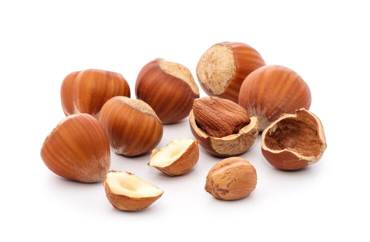 Photo hazelnuts isolated on white background