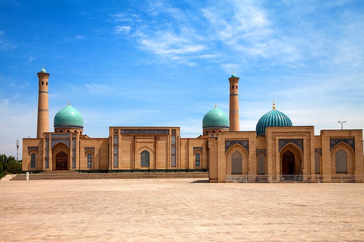 우즈베키스탄 타슈켄트의 Hazrati Imam Mosque와 Muyi Mubarak Madrasah. 이슬람, 코란, 여행.