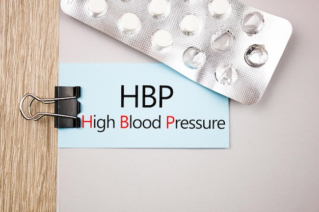 Foto testo dell'acronimo hbp high blood pressure su blocco note con concetto medico dello stetoscopio