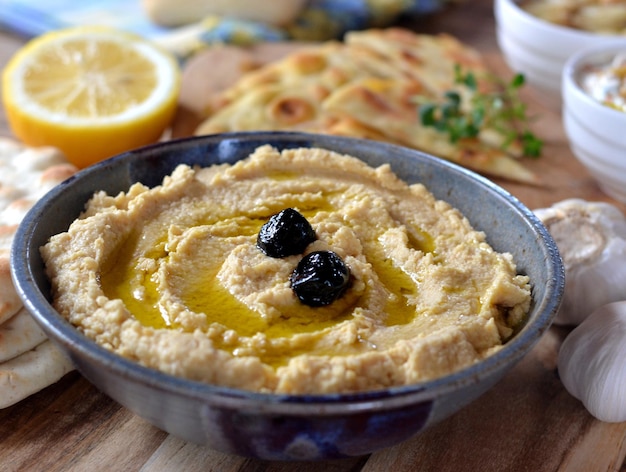 Foto hclose-up di hummus in una ciotola su tavola