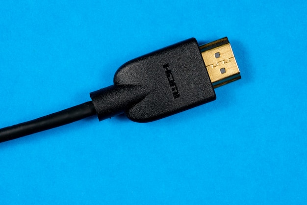 파란색 배경에 금도금 커넥터가있는 HDMI 케이블