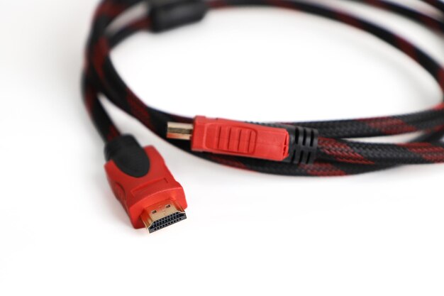 Foto hdmi-naar-hdmi-kabel goudgeplateerde redmesh hdmi-kabel geïsoleerd witte achtergrond