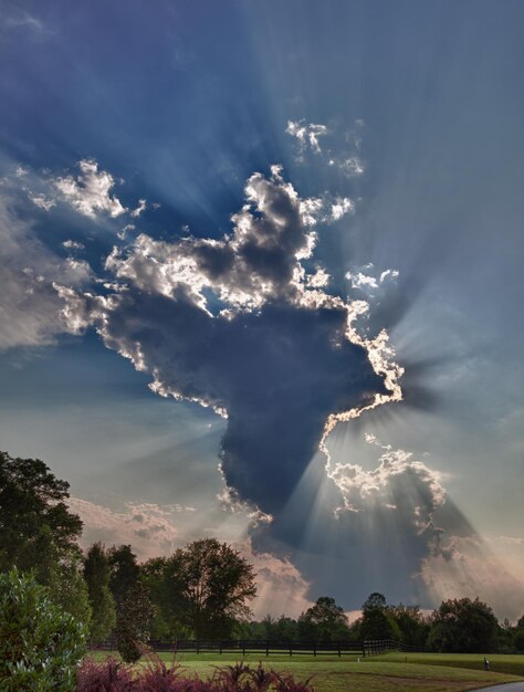 Foto hdr-afbeelding van een hoge wolk met zonnestralen