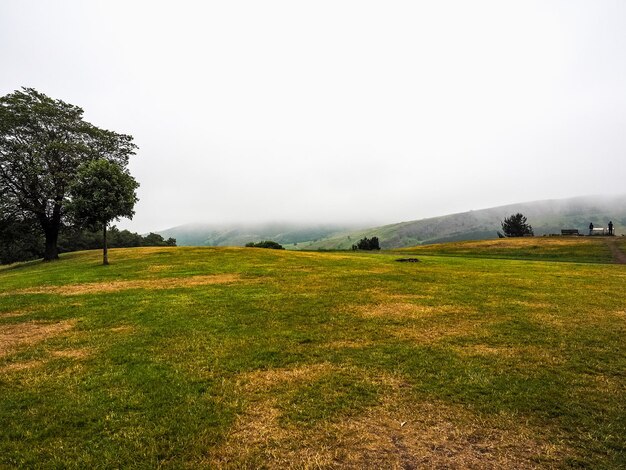 HDR Arthur's Seat gezien vanaf Calton Hill in Edinburgh