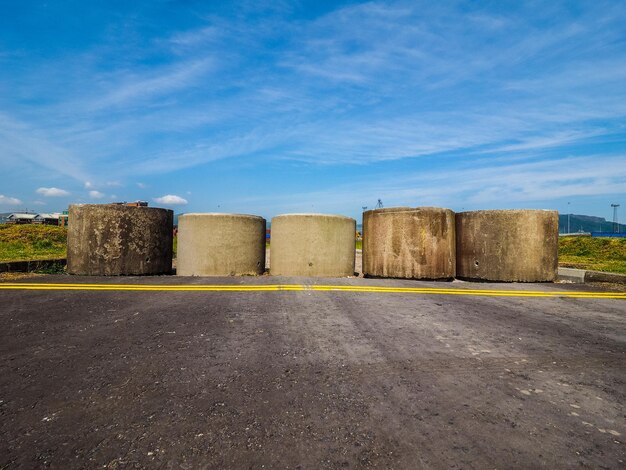 HDR-betoncilinders blokkeren toegang tot bouwplaats