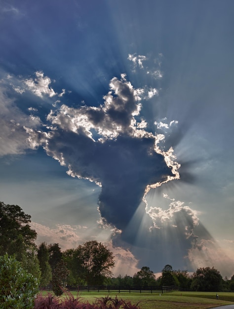 写真 太陽光線のある背の高い雲のhdr画像