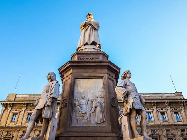 Photo hdr leonardo da vinci monument in milan