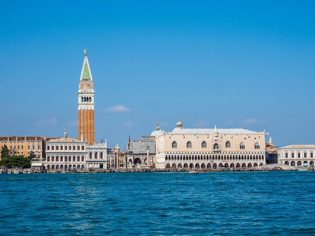 HDR Площадь Святого Марка видна из бассейна Святого Марка в Венеции