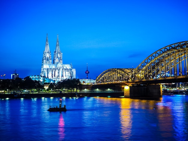 HDR St Peter Cathedral en Hohenzollern-brug over de rivier de Rijn