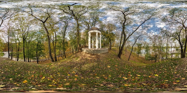 hdri panorama 360 graden uitzicht op herfstbos of park in de buurt van betonnen prieel met kolommen
