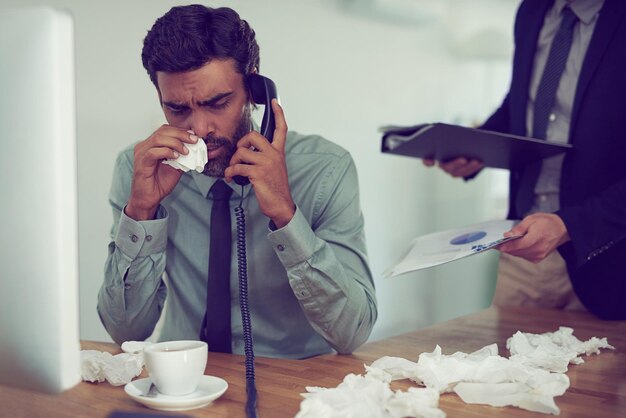 Foto avrebbe potuto fare con un timeout dal lavoro inquadratura ritagliata di un uomo d'affari che soffre di allergie in un ufficio