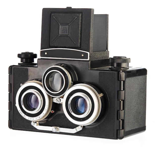그는 흰색 배경에 소련에서 출시 된 오래된 빈티지 소련 반사 중형 필름 카메라