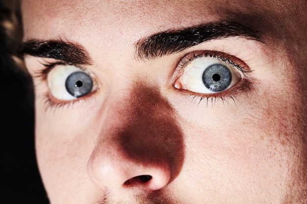 Photo he saw a ghost closeup portrait of a young man with wide eyes and small pupils