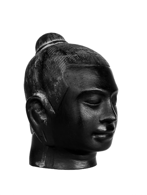 Foto testa di buddha, colore nero scolpito in pietra isolata su superficie bianca, stile verticale. il volto dell'antico buddha in pietra, vista laterale.