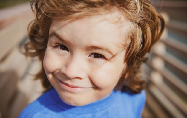 子供の子供の顔の小さな男の子の肖像画の頭のクローズアップクローズアップヘッドショット