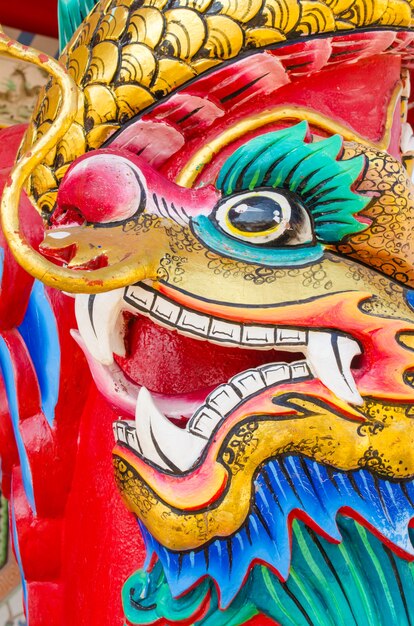 Photo head of dragon statue decorate on pole