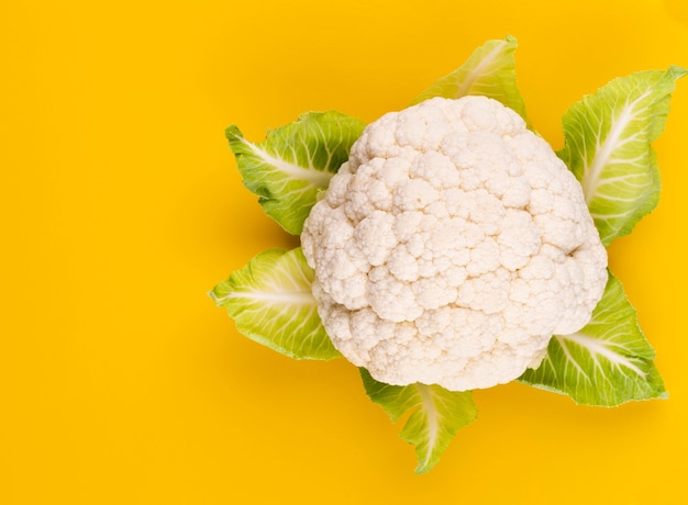 Una testa di cavolfiore fresco. alimentazione sana e vegetarismo. colore di sfondo.