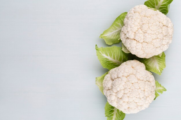 Una testa di cavolfiore fresco. alimentazione sana e vegetarianismo. colore di sfondo.