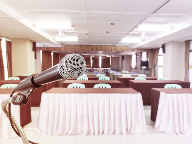 Foto microfono capo sul palco della riunione di educazione o di un evento con sfondo sfocato, riunione di istruzione ed evento sul palco concetto e spazio di copia