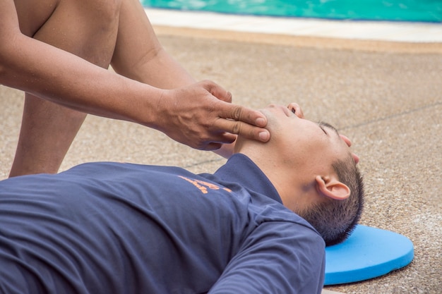 head tilt chin lift tecnique open air way voor het fokken van stpe cpr training