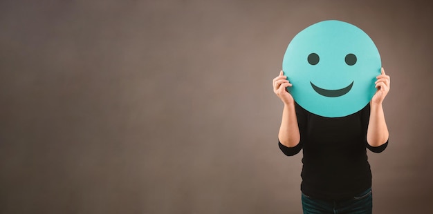 幸せな笑顔の頭のメンタルヘルスのコンセプト、前向きな思考の心のサポートと評価
