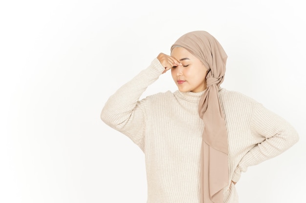 Mal di testa di bella donna asiatica che indossa l'hijab isolato su sfondo bianco