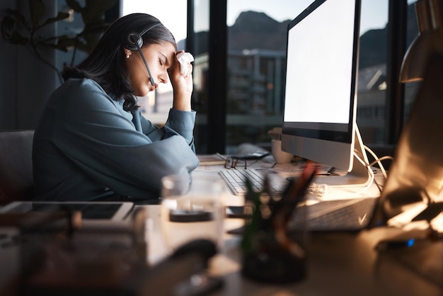 Call center per il mal di testa e donna d'affari in ufficio notturno per l'assistenza clienti di telemarketing globale e consulente software depressione da burnout di lavoro e consulente finanziario e assicurativo virtuale stanco